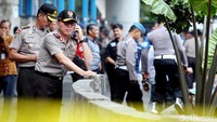 Polisi membuat barikade sekitar 100 meter dari lokasi kejadian.