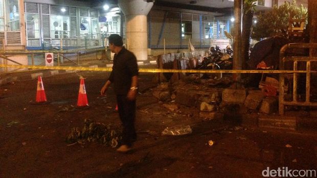  Garis polisi di lokasi bom Kampung Melayu, Kamis (25/5/2017)