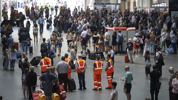 Warga Inggris di stasiun King's Cross, London, kompak mengheningkan cipta sejenak