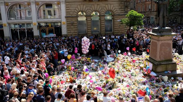 Warga berkumpul di St Ann's Square, Manchester untuk mengheningkan cipta selama semenit secara serentak