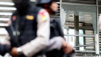 Ledakan bahkan sampai membuat kaca di halte TransJakarta pecah.