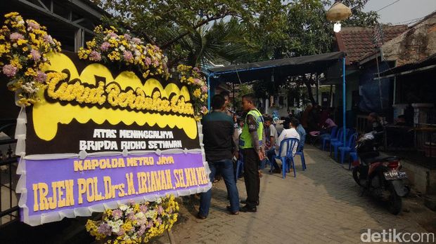 Wakapolri dan Kapolda Metro Kirim Karangan Bunga ke Rumah Duka Bripda Ridho