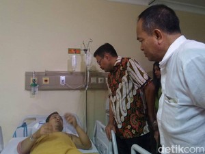 Djarot Jenguk Korban Bom Kampung Melayu di RS Budi Asih