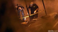 Polisi melakukan olah TKP bom Kampung Melayu.