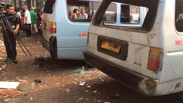 Empat angkot rusak akibat terkena ledakan bom di Kampung Melayu.