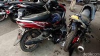 Penampakan kerusakan sejumlah sepeda motor pasca ledakan bom di Kampung Melayu, Jakarta.