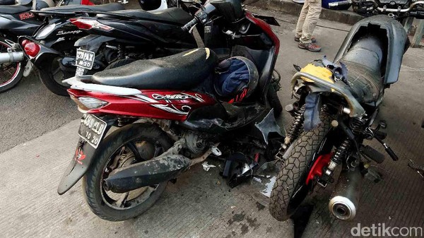 Pasca Ledakan, Kendaraan yang Hancur di TKP Masih Terparkir