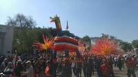 Ribuan orang warga Semarang, juga wisatawan pun tampak tumpah ruah mengikuti acara karnaval Warak Ngendhog. Meriah banget!  (Angling/detikTravel)