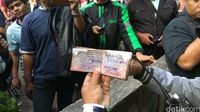 Polisi Temukan Buku Catatan Di Dekat Lokasi Bom Kampung Melayu Polisi Temukan Buku Catatan Di Dekat Lokasi Bom Kampung Melayu