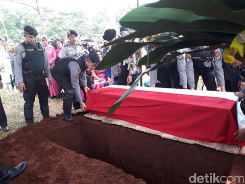 Wakapolda Metro Jaya Pimpin Pemakaman Jenazah Bripda Taufan