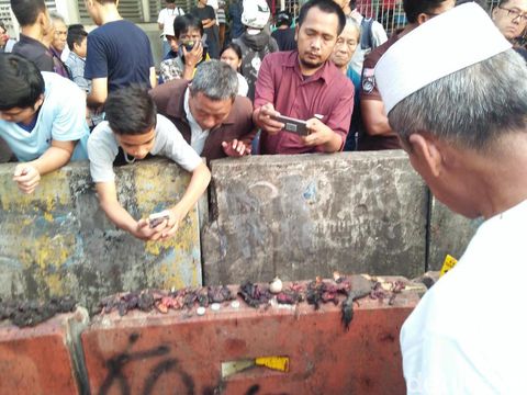  Warga berkerumun di lokasi ledakan bom di Kampung Melayu, Kamis (25/5/2017)