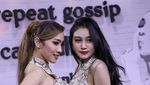 Wow! Duo Serigala Seksi Pakai Jumpsuit Motif Kulit Ular