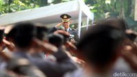 Kapolres Jakarta Selatan AKBP Iwan Setiawan menyerahkan jenazah Bripda Imam ke keluarga dalam upacara militer penghormatan.