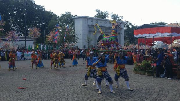 Meriahnya Karnaval Mengarak Warak Ngendhog di Kota Semarang