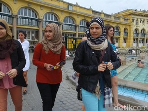 Menelusuri Jejak Islam Bersama Muslimah Kembar di Pecs Hungaria