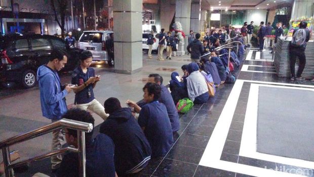 Sejumlah karyawan NET TV yang sempat dievakuasi