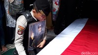 Usai salat, ada upacara penghormatan terakhir terhadap jenazah. Prosesi ini dipimpin oleh Kapolres Bekasi Kota Kombes Hero Henrianto. Jenazah akan dimakamkan di TPU setempat.