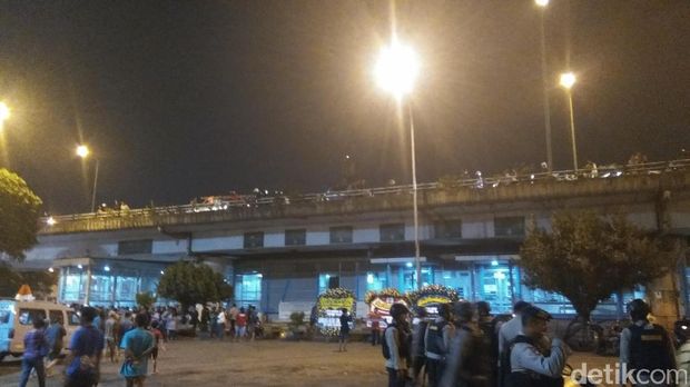 Warga memadati lokasi kejadian bom Kampung Melayu.