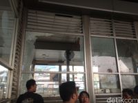 TKP Bom Kampung Melayu Masih Digaris Polisi, Warga Berkerumun