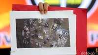 Irjen Setyo Wasisto memperlihatkan foto sejumlah barang bukti dari lokasi bom Kampung Melayu tadi malam.