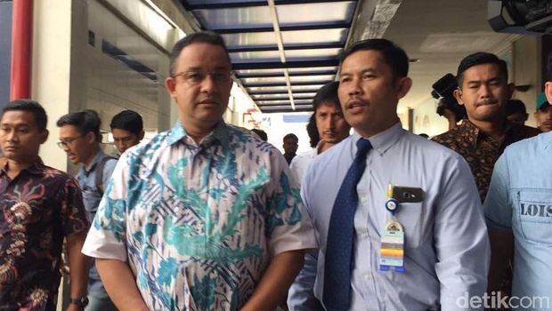 Anies Baswedan Jenguk Korban Bom Kampung Melayu di RS Jatinegara