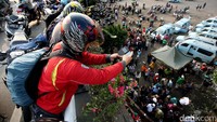 Sejumlah warga terlihat memenuhi lokasi tkp bom Kampung Melayu, Jakarta, Kamis (25/5/2017).