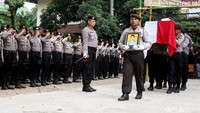 Upacara militer penghormatan Bripda Imam Gilang Adinata yang gugur akibat bom di Kampung Melayu, Jakarta Selatan, berjalan hikmat.