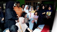 Tangis Keluarga Bripda Taufan pecah usai jenazah disalatkan.
