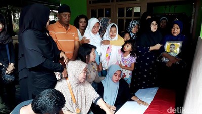 Isak Tangis Keluarga Bripda Taufan Pecah usai Salat Jenazah