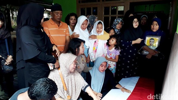 Isak Tangis Keluarga Bripda Taufan Pecah usai Salat Jenazah