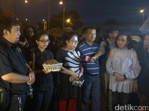 Warga Tabur Bunga dan Doa Bersama di Lokasi Bom Kampung Melayu