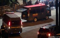 Ambulans menuju RS Polri.