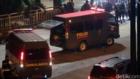 Selanjutnya kantong jenazah ini dibawa ke RS Polri.