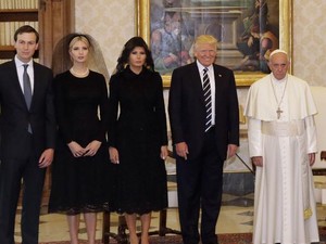 Foto: Gaya Melania Trump Pakai Kerudung Saat Bertemu Paus Fransiskus