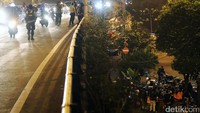 Polisi meminta warga untuk membubarkan diri.