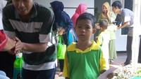 Selain dikhitan, anak-anak kurang mampu di lingkungan sekitar komplek juga mendapat santunan dari warga The Green Hill. (Foto: istimewa)