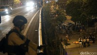 Warga juga berkerumun di flyover.