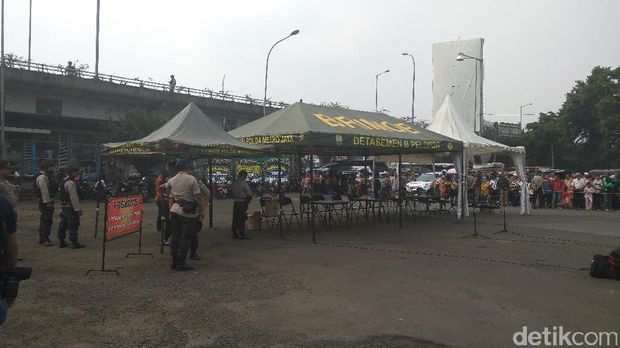 Tenda di lokasi bom Kampung Melayu / 