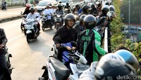 Beberapa bahkan mengabadikan momen tersebut menggunakan gadget.
