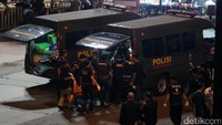 Ketujuh kantong itu dimasukan ke ambulans.