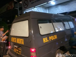 Mobil Jenazah RS Polri Tiba di RS Premier Jatinegara