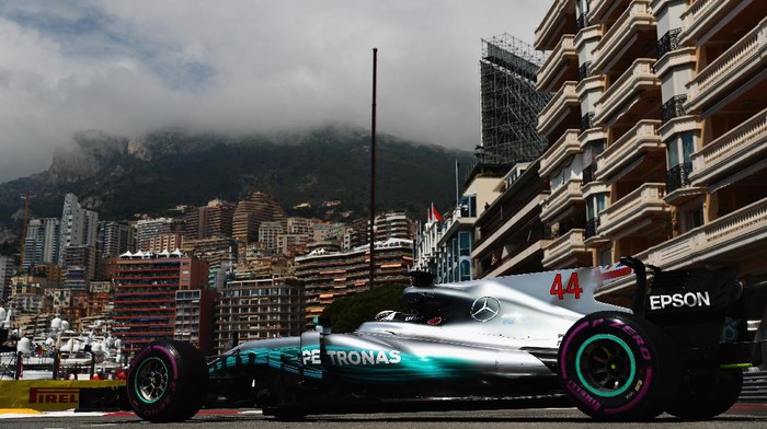 MONTE-CARLO, MONACO - MAY 25: Lewis Hamilton of Great Britain driving the (44) Mercedes AMG Petronas F1 Team Mercedes F1 WO8 on track during practice for the Monaco Formula One Grand Prix at Circuit de Monaco on May 25, 2017 in Monte-Carlo, Monaco.  (Photo by Dan Istitene/Getty Images)