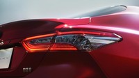 Camry ini menggunakan platform Toyota New Global Architecture (TNGA). Wheelbase mobil ini lebih panjang 2 inci, atap dan kap yang lebih rendah, pusat gravitasi yang lebih rendah dan mobil lebih luas.