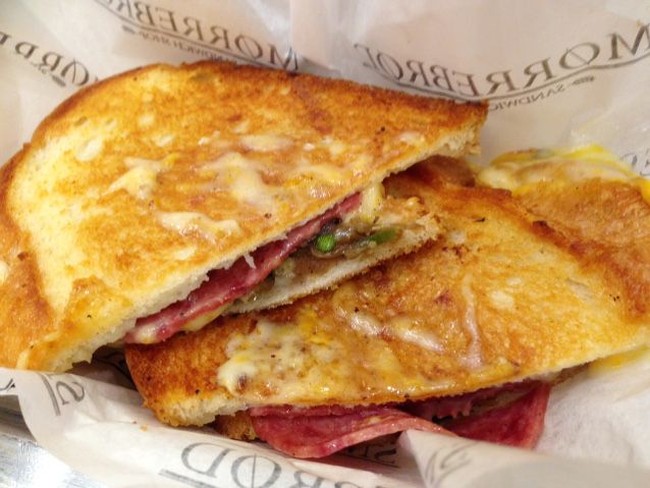 Nikmati Roti Panggang dengan Isi Keju Leleh di Tempat Ini