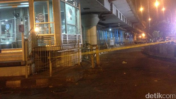  Garis polisi di lokasi bom Kampung Melayu, Kamis (25/5/2017)