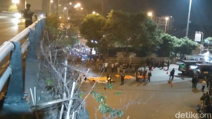 2 Kantong Mayat dari TKP Bom Kampung Melayu Diangkut ke Ambulans