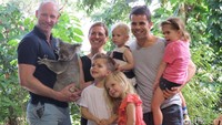 Foto: Wisatawan juga berkesempatan untuk berfoto bersama koala sambil dipeluk. Hanya di Queensland kita boleh memeluk koala (Fitraya/detikTravel)