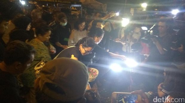 Massa menggelar tabur bunga dan doa bersama untuk para korban bom di Kampung Melayu.