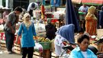 Pasca Ledakan, Pedagang Pasar Tetap Berjualan di Kampung Melayu