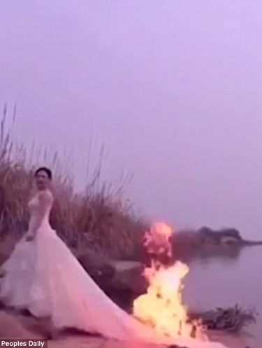 Calon Pengantin Nekat Pakai Gaun Terbakar Demi Foto Prewedding Dramatis